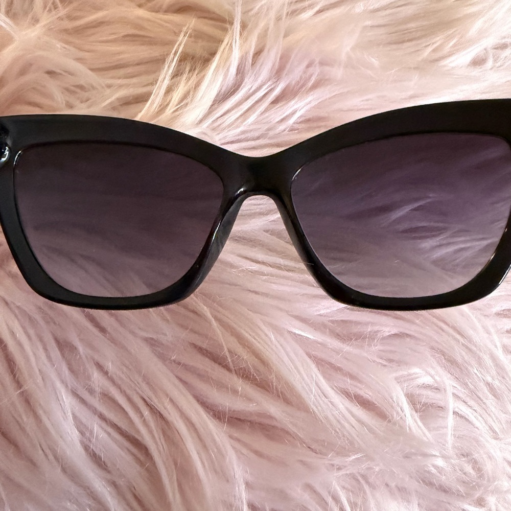 Guess Black Cat-Eye Sunglasses